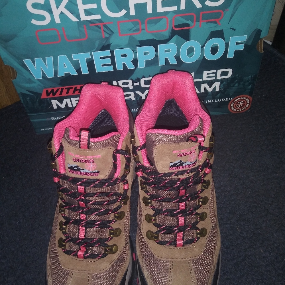 Sketchers memory foam hiking boot